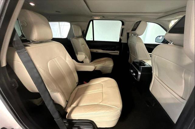 Photo of 2019 White Platinum Metallic Tri-Coat Ford Expedition