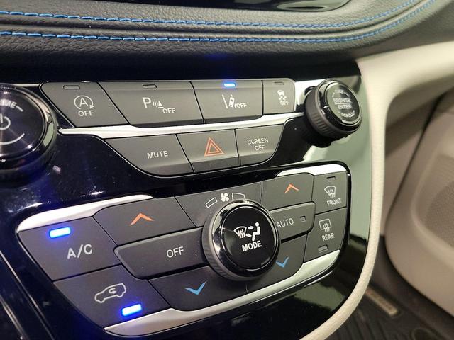 Photo of 2021 Gray Chrysler Pacifica