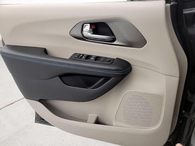Photo of 2021 Gray Chrysler Pacifica
