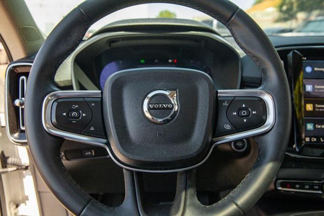 Photo of 2023 Crystal White Metallic Volvo XC40