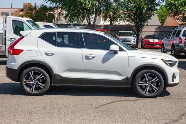 Photo of 2023 Crystal White Metallic Volvo XC40
