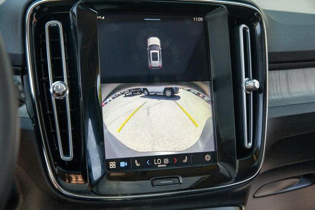 Photo of 2023 Crystal White Metallic Volvo XC40