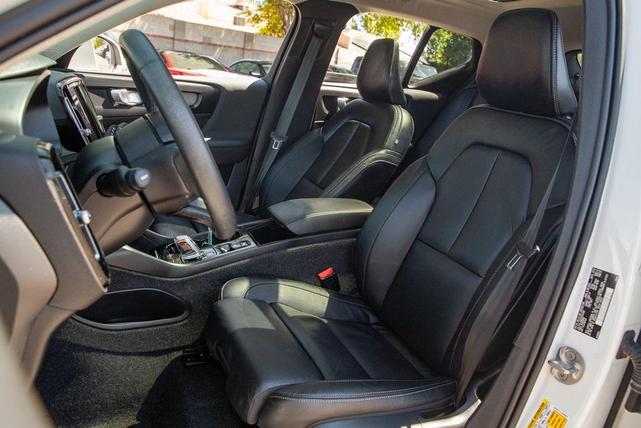 Photo of 2023 Crystal White Metallic Volvo XC40