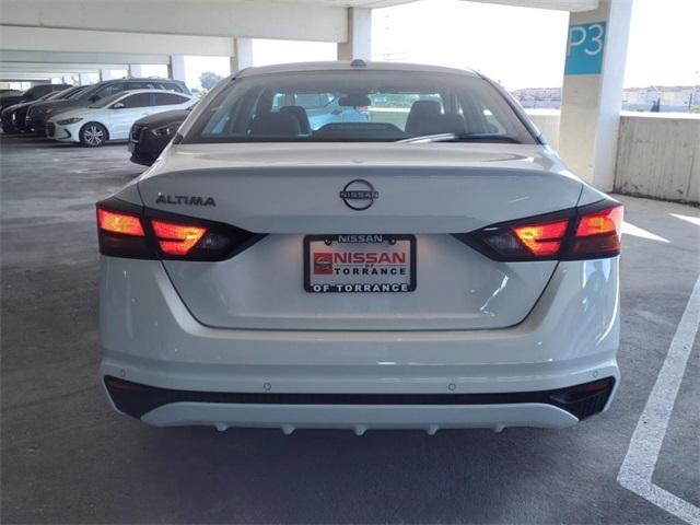 Photo of 2025 Glacier White Nissan Altima
