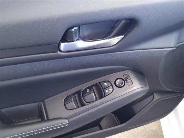 Photo of 2025 Glacier White Nissan Altima