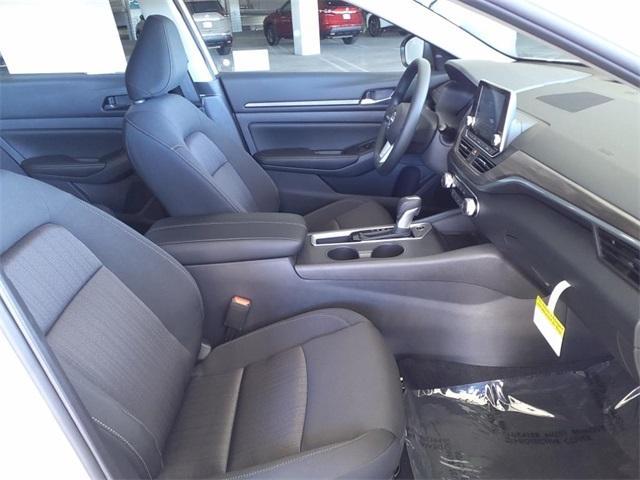 Photo of 2025 Glacier White Nissan Altima