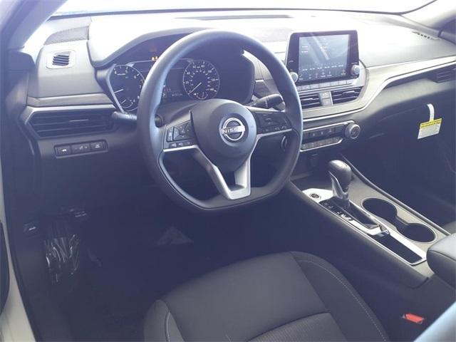 Photo of 2025 Glacier White Nissan Altima