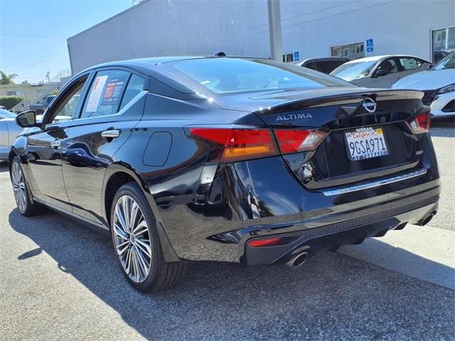 Photo of 2023 Black Nissan Altima
