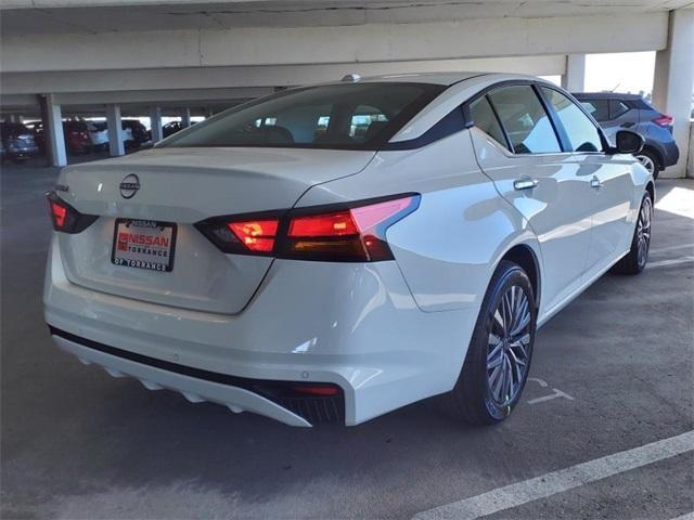Photo of 2025 Glacier White Nissan Altima