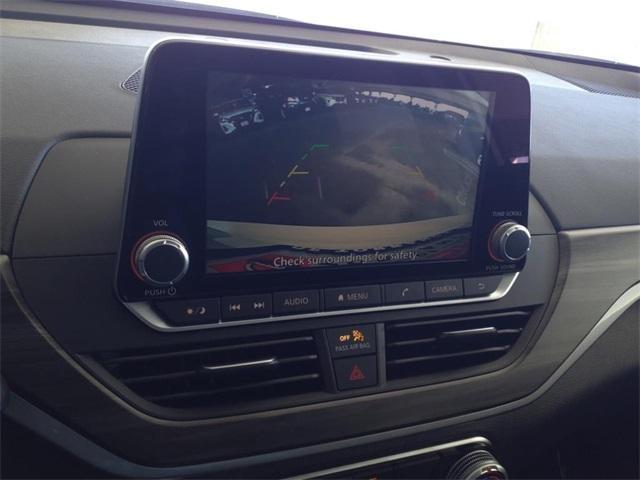 Photo of 2025 Glacier White Nissan Altima