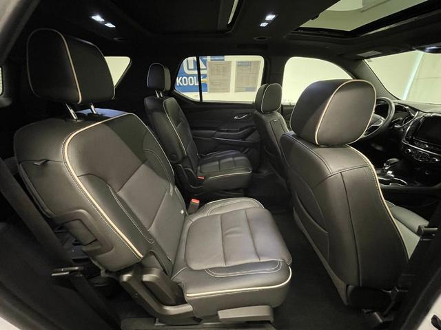 Photo of 2022 Iridescent Pearl Tricoat Chevrolet Traverse