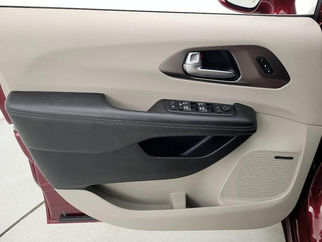 Photo of 2017 Red Chrysler Pacifica