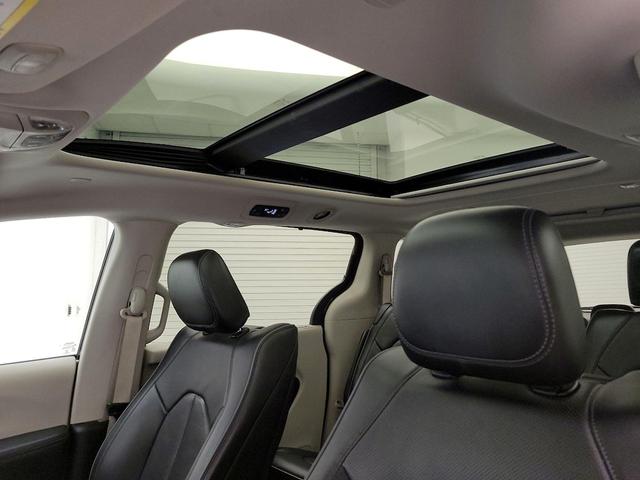 Photo of 2017 Red Chrysler Pacifica