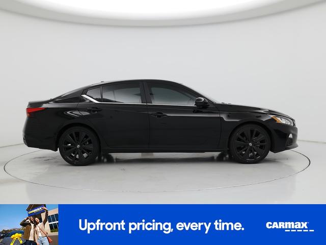 Photo of 2021 Black Nissan Altima
