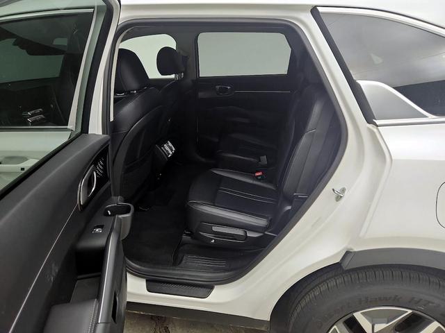 Photo of 2022 White Kia Sorento Hybrid