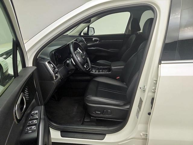 Photo of 2022 White Kia Sorento Hybrid