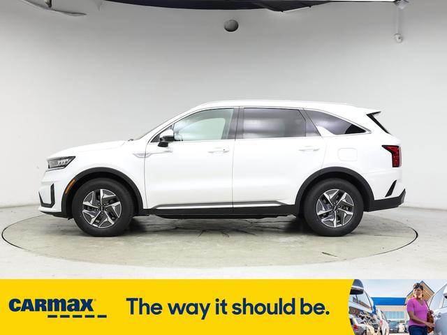 Photo of 2022 White Kia Sorento Hybrid