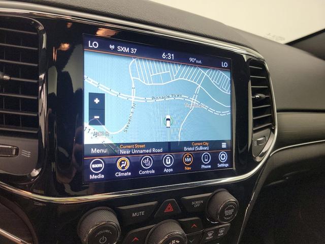 Photo of 2021 White Jeep Grand Cherokee