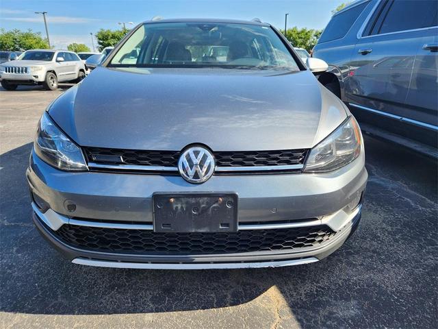 Photo of 2018 Platinum Gray Metallic Volkswagen Golf Alltrack
