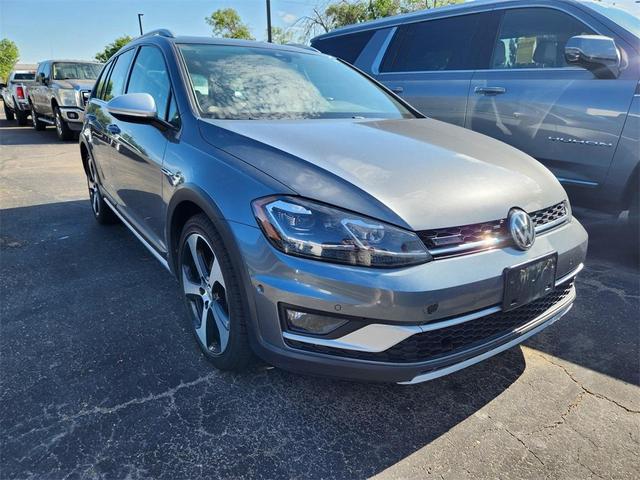 Photo of 2018 Platinum Gray Metallic Volkswagen Golf Alltrack