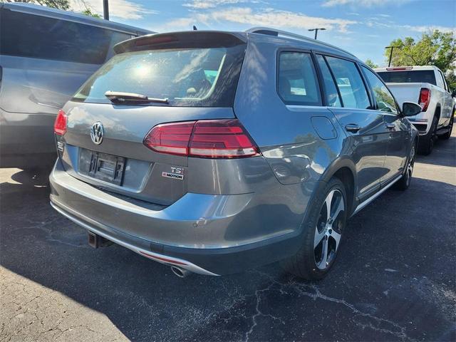 Photo of 2018 Platinum Gray Metallic Volkswagen Golf Alltrack