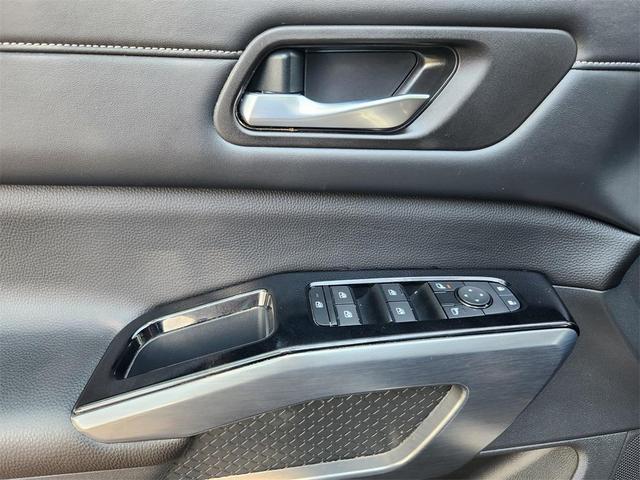 Photo of 2024 White Nissan Pathfinder