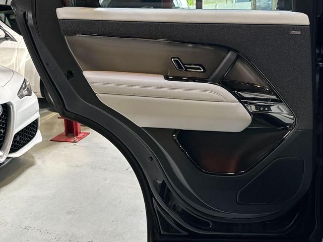 Photo of 2024 Santorini Black Metallic Land Rover Range Rover Sport