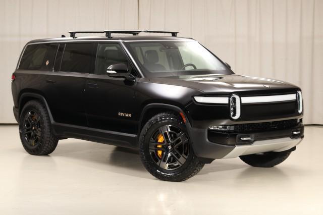 Photo of 2023 Midnight Rivian R1S