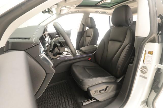 Photo of 2023 Glacier White Metallic Audi Q8