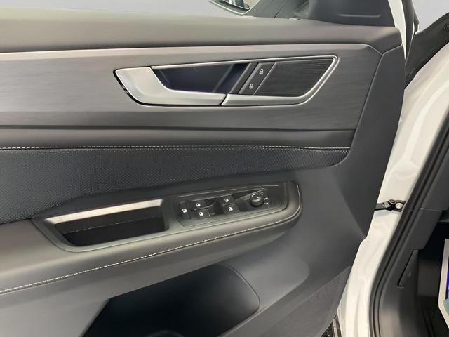 Photo of 2025 Pure White Volkswagen Atlas Cross Sport