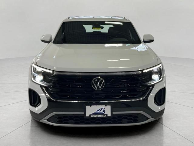 Photo of 2025 Pure White Volkswagen Atlas Cross Sport