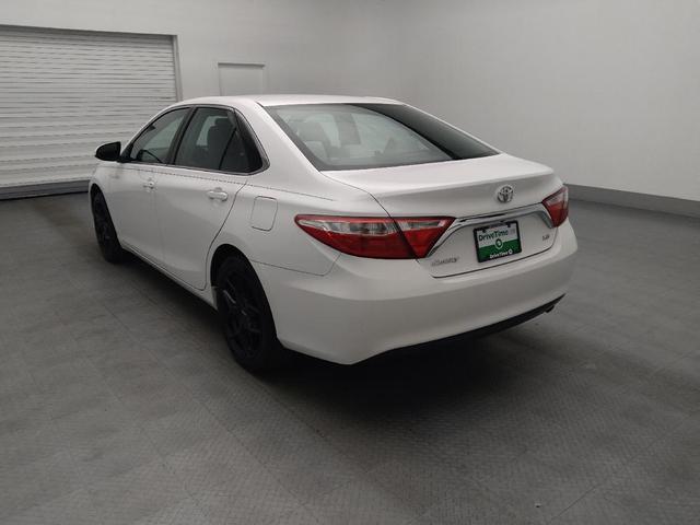 Photo of 2017 Super White Toyota Camry
