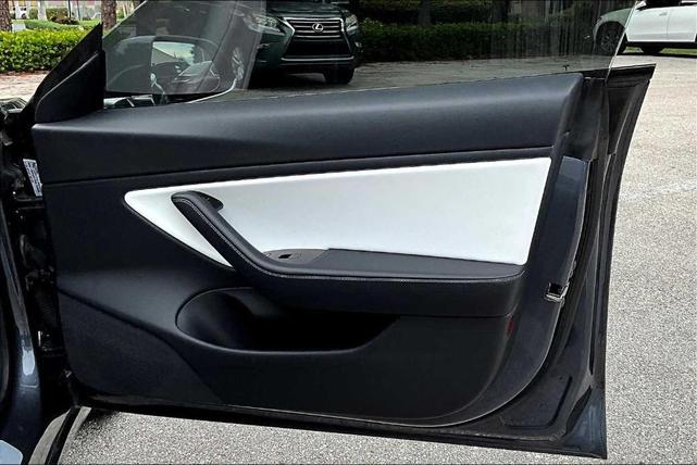 Photo of 2018 Pearl White Multi Tesla Model 3