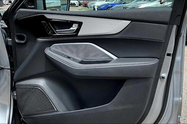 Photo of 2025 Lunar Silver Metallic Acura MDX