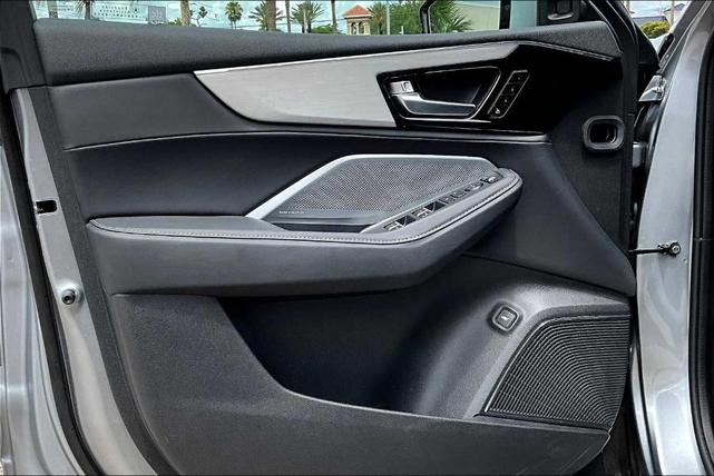 Photo of 2025 Lunar Silver Metallic Acura MDX