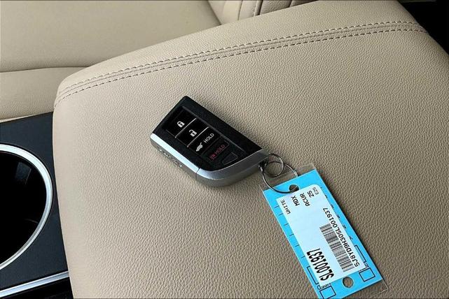 Photo of 2025 Platinum White Pearl Acura MDX