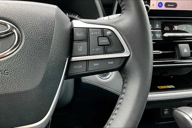 Photo of 2023 Midnight Black Metallic Toyota Highlander