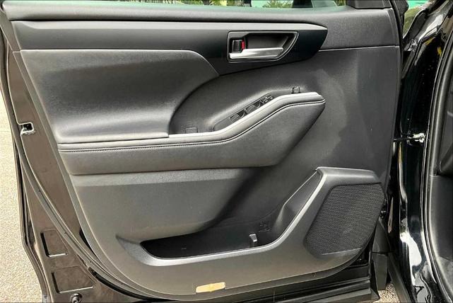 Photo of 2023 Midnight Black Metallic Toyota Highlander