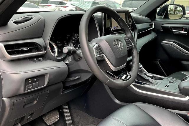 Photo of 2023 Midnight Black Metallic Toyota Highlander
