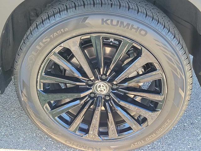 Photo of 2023 Midnight Black Metallic Toyota Highlander
