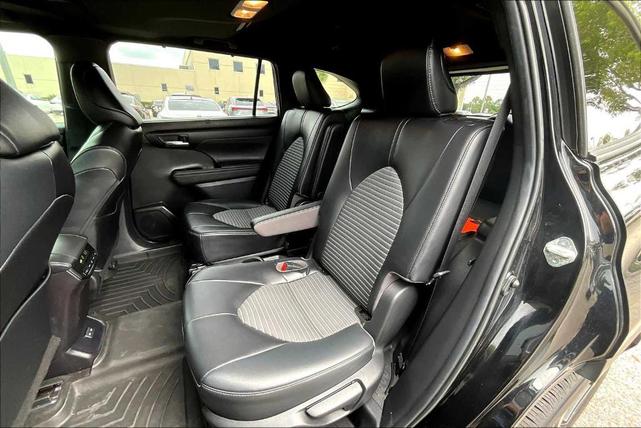 Photo of 2023 Midnight Black Metallic Toyota Highlander