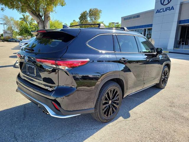 Photo of 2023 Midnight Black Metallic Toyota Highlander