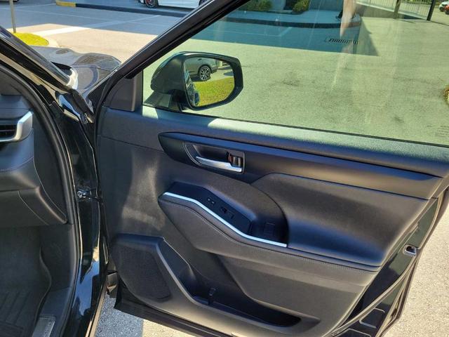 Photo of 2023 Midnight Black Metallic Toyota Highlander