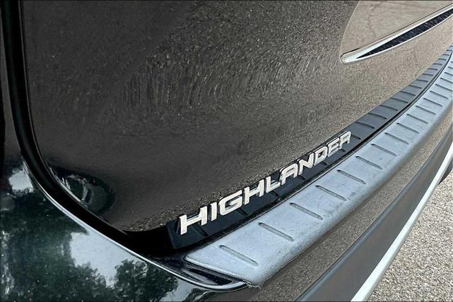 Photo of 2023 Midnight Black Metallic Toyota Highlander