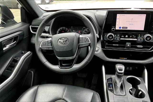Photo of 2023 Midnight Black Metallic Toyota Highlander