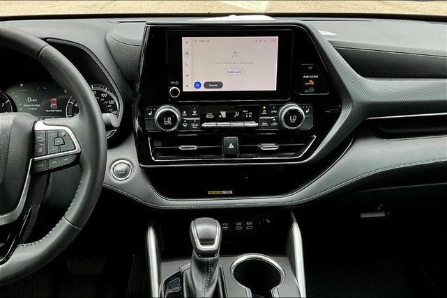 Photo of 2023 Midnight Black Metallic Toyota Highlander
