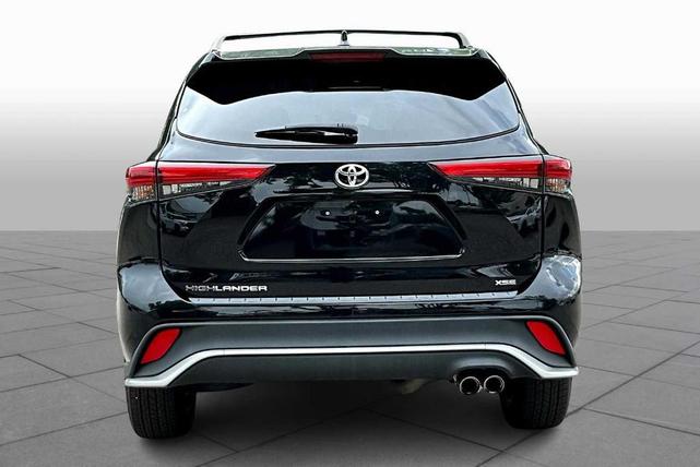 Photo of 2023 Midnight Black Metallic Toyota Highlander