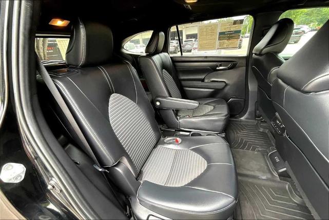 Photo of 2023 Midnight Black Metallic Toyota Highlander