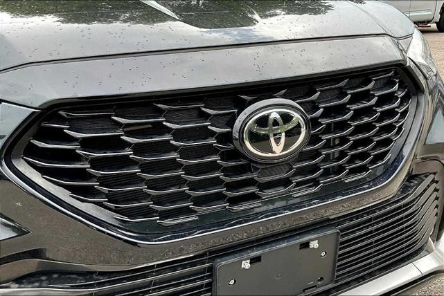 Photo of 2023 Midnight Black Metallic Toyota Highlander