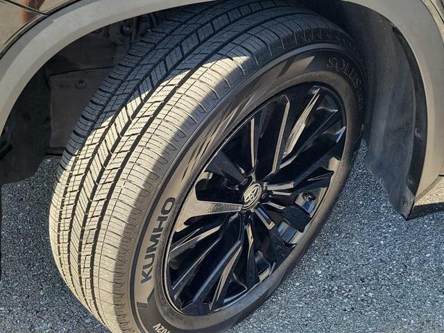 Photo of 2023 Midnight Black Metallic Toyota Highlander